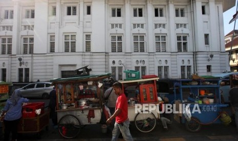 Pedagang pinggir jalan merasakan imbas pandemi Covid-19. Aturan PSBB yang berlaku membuat pedagang pinggir jalan merosot omzetnya.