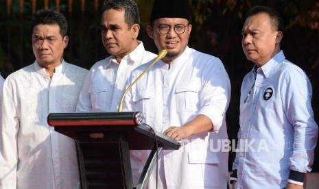 Jubir BPN 02 Dahnil Anzar Simanjuntak bersama Anggota tim Pemenangan Prabowo-Sandi menyampaikan keterangan di Kartenegara, Jakarta, Rabu (17/4).