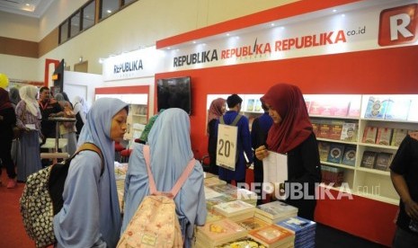 Pengunjung mengunjungi stand Republika penerbit di Islamic Book Fair ke 17, JCC, Jakarta, Rabu (18/4).