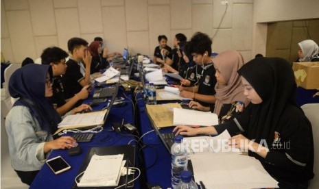 Relawan mengentri data dan pindai form C1 hitung cepat berbasis aplikasi Sistem Informasi Penghitungan Suara (SITUNG) Pemilu tahun 2019 