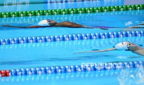 Perenang Indonesia I Gede Siman Sudartawa berlomba di nomor 100 meter gaya punggung putra cabang olahraga renang Asian Games 2018 di Stadion Aquatik, Senayan, Jakarta, Ahad (19/8).