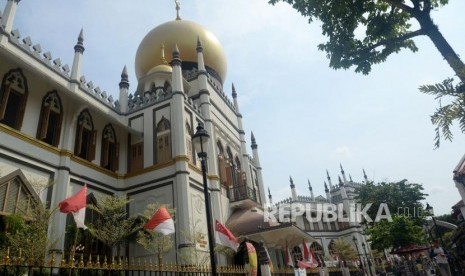 Seluruh Masjid di Singapura Ditutup Cegah Penyebaran Corona. Wisatawan menikmati suasana kawasan Masjid Sultan di Kampung Glam, Singapura.(Republika/Prayogi)