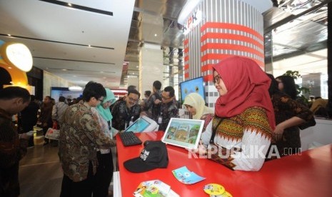 Tamu pembukaan sedang mengunjungi stand KPK dalam  Konfrensi Nasional Pemberantasan Korupsi ke-12 sekaligus peringatan Hari Anti Korupsi Sedunia Tahun 2017 serta Peluncuran e-LHKPN, di Jakarta, Senin (11/12).