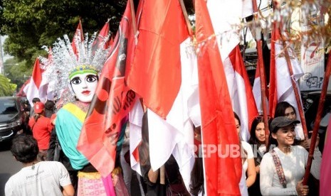 Pendaftan Caleg Pemilu. Iring-iringan ondel-ondel mengawal PDIP menyerahkan berkas pendaftaran caleg Pemilu 2019 di KPU, Jakarta, Selasa (17/7).