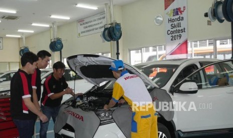 PT Honda Prospect Motor (HPM) melakukan penyempurnaan untuk servis perawatan berkala dengan memperkenalkan layanan Quick Maintenance. Foto President Director PT Honda Prospect Motor (HPM) Takehiro Watanabe  (ketiga kiri) bersama Marketing and After Sales Service Director PT HPM Jonfis Fandy (kedua kiri) dan Business Planning Director PT HPM Takayuki Uotani (kiri) mengamati teknisi servis, (ilustrasi).