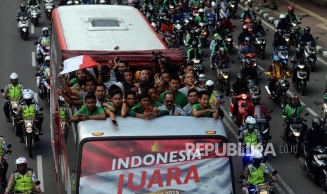  Konvoi Timnas U22. Pemain dan ofisial Timnas U-22 Indonesia menaiki bus tingkat ketika konvoi menuju Istana Negara di Jalan Jenderal Sudirman, Jakarta, Kamis (28/2).