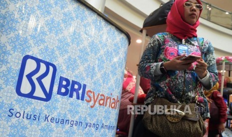 Aktivitas perbankan di BRI Syariah, Jakarta, Senin (30/10).