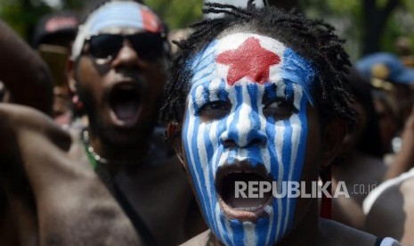 Sejumlah massa yang tergabung dalam Mahasiswa Papua Anti Rasisme, Kapitalisme, Kolonialisme dan Militerisme menggelar unjuk rasa di Jalan Merdeka Utara, Jakarta, Kamis (22/8).