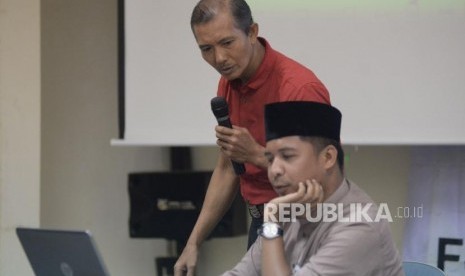 Sekjen Federasi Serikat Guru Indonesia (FSGI) Heru Purnomo (kiri) didampingi Wakil Sekjen FSGI Satriwan Salim menberikan keterangan catatan akhir tahun pedididkan 2017 di Gedung LBH Jakarta, Senin (26/12).