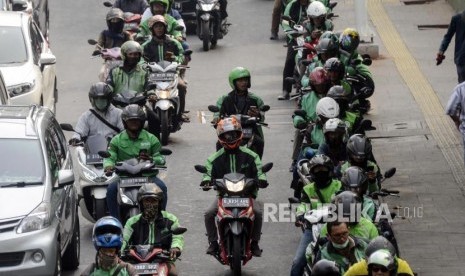 Sejumlah pengemudi ojek online menunggu penumpang di kawasan Palmerah, Jakarta, Selasa (3/9).