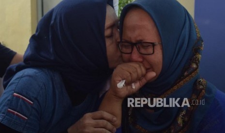 Isak tangis keluarga korban kecelakaan pesawat Lion Air JT610 di Posko Ante Mortem DVI RS Polri, Jakarta, Selasa (30/10).