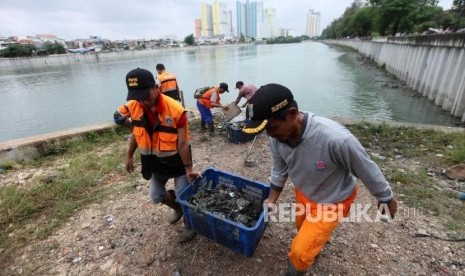 Petugas kebersihan mengangkut sampah (ilustrasi)