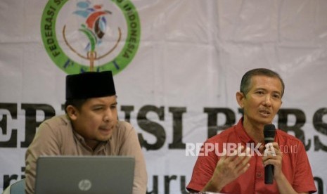 Sekjen Federasi Serikat Guru Indonesia (FSGI) Heru Purnomo (kanan) didampingi Wakil Sekjen FSGI Satriwan Salim menberikan keterangan catatan akhir tahun pedididkan 2017 di Gedung LBH Jakarta, Senin (26/12).