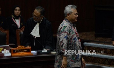 Ketua KPU selaku termohon Arief Budiman dan Kuasa Hukum Calon Presiden dan Wakil Presiden nomor urut 02 selaku pemohon Bambang Widjojanto saat menghadiri sidang perdana Perselisihan Hasil Pemilihan Umum (PHPU) Pemilihan Presiden (Pilpres) 2019 di Gedung Mahkamah Konstitusi, Jakarta, Jumat (14/6).