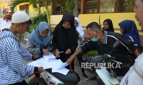 Aktivitas Pendidikan : Siswa-siswi SMP Negeri 6 melakukan pendataan saat beraktivitas di sekolahnya di Jalan Dewi Sartika, Palu, Sulawesi Tengah, Senin (8/10).