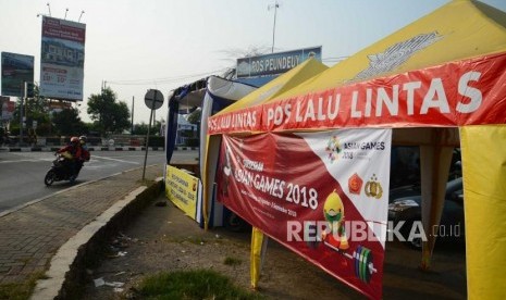 Spanduk promosi  Asian Games  di Pos pengaman mudik Peundeuy, Karawang, Jawa Barat, Ahad (10/6).