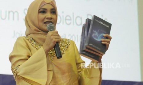 Penulis Hanum Rais memaparkan pendapat saat peluncuran dan bedah novel I Am Sarahza pada acara Islamic Book Fair 2018 di Jakarta Convention Center, Jakarta, Jumat (20/4).