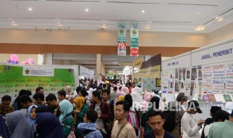 Mulai Padati Pameran. Pengunjung mengunjungi boooth pada Islamic Book Fair 2019 di Balai Sidang Jakarta, Kamis (28/2/2019).