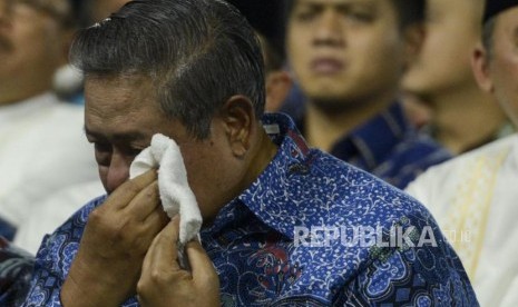 Presiden ke-6 RI yang juga Ketua Umum Partai Demokrat, Susilo Bambang Yudhoyono mengusap air mata pada Malam Kontemplasi di Puri Cikeas, Bogor, Jawa Barat, Senin (9/9).