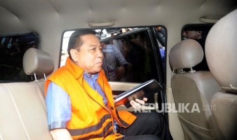 Terdakwa kasus korupsi KTP Elektronik Setya Novanto berada dalam mobil tahanan usai mengikuti pemeriksaan  di Gedung Komisi Pemberantasan Korupsi (KPK), Jakarta, Selasa (27/3).