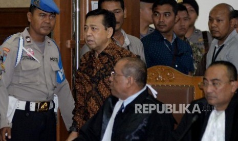 Terdakwa kasus korupsi KTP Elektronik Setya Novanto memasuki ruangan untuk menjalani sidang dengan agenda tanggapan jaksa terhadap eksepsi di Pengadilan Tipikor, Jakarta, Kamis (28/12).