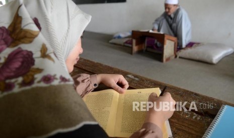 Belajar agama ke guru sangat ditekankan sebelum menyebarkan ilmu. Ilustrasi belajar agama ke guru.