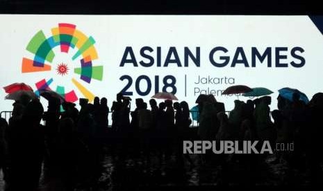 Pengunjung mengantre untuk membeli souvenir pada hari terakhir event Asian Games 2018 di Gelora Bung Karno, Jakarta, Ahad (2/9).