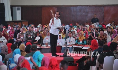 Program Keluarga Harapan. Presiden Joko Widodo memberikan sambutan saat menyerahkan bantuan sosial Program Keluarga Harapan di Cilacap, Jawa Tengah, Senin (25/2/2019).