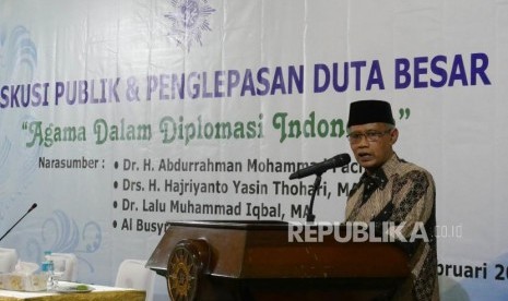 Ketua Umum PP Muhammadiyah Haedar Nashir menyampaikan paparannya pada acara Diskusi Publik dan Penglepasan Duta Besar dengan tema Agama Dalam Diplomasi Indonesia di Jakarta, Rabu (13/2).