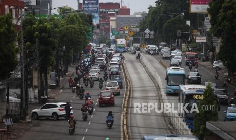 Sejumlah kendaraan melintas di Ruas Jalan Mampang, Jakarta, Rabu (31/1).