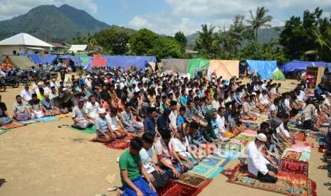 Korban bencana gempa bumi lombok  menunaikan ibadah salat di jumat di pengungsian, Lombok Utara, Nusa Tenggara Barat, Jumat (10/8).