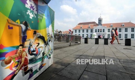 Pusat Belanja Asian Games. Wisatawan berjalan di kawasan Kota Tua, Jakarta, Senin (12/2).