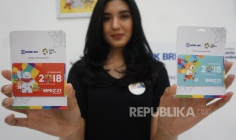 Model menunjukan kartu BRIZZI edisi Spesial Asian Games 2018 di Pameran BRI indocomtech 2017 di Jakarta Convention Center, Jakarta, Jumat (3/11).