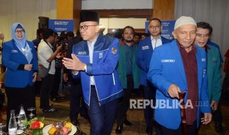 Ketua Umum Partai Amanat Nasional (PAN) Zulkifli Hasan bersama Ketua Dewan Pertimbangan PAN Amien Rais dan Ketua Umum Partai Idaman Rhoma Irama (dari kiri) tiba untuk menghadiri Rakernas IV PAN di Jakarta, Kamis (9/8).