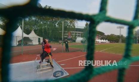 Atlet  Indonesia Peserta Asian Para  Games 2018   dari  negara Indonesia  Seriwati melakukan sesi  latihan di Stadion Madya Komplek Olahraga Gelora Bung Karno. Jakarta, Kamis (4/10).