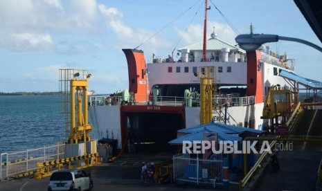 Kendaraan memasuki kapal untuk menyeberang di Pelabuhan Bakauheni, Lampung, Kamis (2/5).