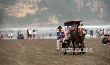 Lebaran di Pantai Parangtritis. Warga memadati kawasan wisata Pantai Parangtritis di Bantul, Yogyakarta, Jumat (7/6/2019).