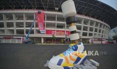 Persiapan Asian Para Games. Pekerja melakukan pemasangan atribut  media luar ruang di  kawasan Stadion Utama Gelora Bung Karno, Jakarta, Jumat (5/10).