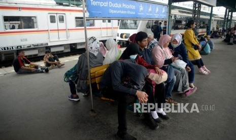 Sejumlah penumpang menunggu Kereta Rel Listrik (KRL) di Stasiun Manggarai, Jakarta, Ahad (4/8).