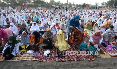 Shalat Idul Fitri di Gumuk Pasir. Umat Islam menunaikan Shalat Idul Fitri 1440 Hijriah di Gumuk Pasir Parangtritis, Yogyakarta, Rabu (5/6/2019).