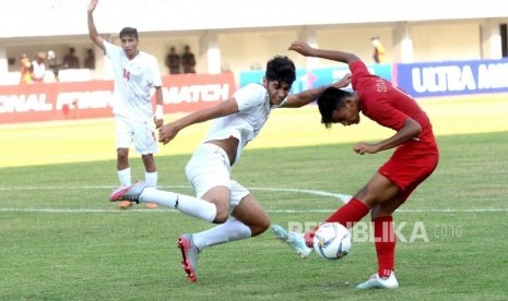 Berhasil Atasi Iran. Pesepakbola Timnas Indonesia U19 Sutan Diego Zico menembak bola kke gawang Iran U19 pada pertandingan persahabatan di Stadion Mandala Krida, Yogyakarta, Rabu (11/9/2019).