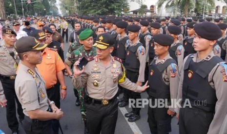 Operasi Ketupat Lodaya: Wakapolda Jabar Brijen Pol Supratman melakukan peninjauan pasukan pada Apel Gelar Pasukan Operasi Ketupat Lodaya 2018, di kawasan Gasibu, Kota Bandung, Rabu (6/6).