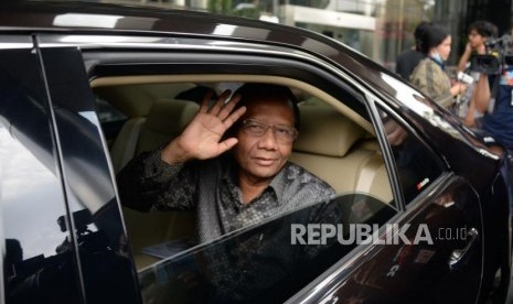 Mahfud MD Datangi KPK. Mantan Ketua Mahkamah Konstitusi Mahfud MD meninggalkan Gedung KPK di Jakarta, Rabu (27/2).