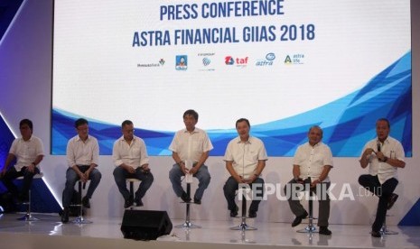 Direktur PT Astra Internasional Tbk Suparno Djasmin (dari kanan ke kiri) didampingi Presiden Direktur Astra Credit Companies Siswadi, Presiden Direktur Toyota Astra Finance Agus Prayitno bersama para pejabat terkait memberikan keterangan kepada media saat Konferensi Pers Astra Finansial GIIAS 2018 di Jakarta, Selasa (24/7).