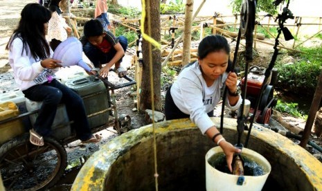  Sedikitnya empat desa di Kabupaten Kuningan mengalami krisis air bersih selama musim kemarau tahun ini.