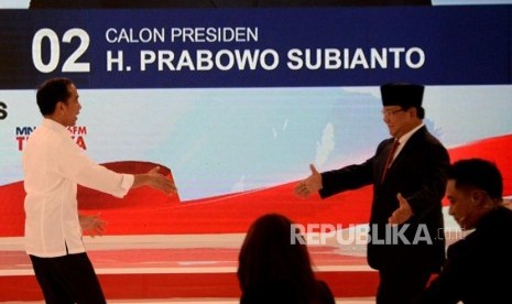 Capres No 01 Joko Widodo dan Capres No 02 Prabowo Subianto usai debat kedua calon presiden pemilu 2019, Jakarta, Ahad (17/2).