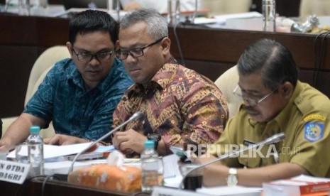 Ketua KPU Arief Budiman (kanan) bersama Anggota KPU Viryan Azis (kiri).