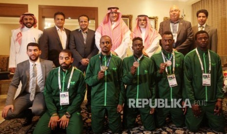 Duta Besar Arab Saudi untuk Indonesia Osama Mohammad Abdullah Al Shuaibi bersama Presiden Delegasi Arab Saudi Sultan Bin Swailem berfoto bersama dengan para atlet Asian Games dari Arab Saudi saat tiba di Kediaman Duta Besar Arab Saudi, Jakarta, Selasa (13/2).