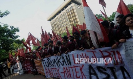 Aksi Tolak Reklamasi IMM. Sejumlah mahasiswa yang tergabung dalam Ikatan Mahasiswa Muhammadiyah (IMM) melakukan aksi di depan kantor Kementerian Koordinator Bidang Kemaritiman, Menteng, Jakarta Pusat, Jumat(10/11). Pada aksi tersebut, para mahasiswa menyuarakan penolakan terhadap proyek reklamasi teluk Jakarta yang dinilai merugikan masyarakat kecil.