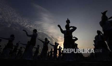 Sejumlah warga melakukan senam poco-poco saat pemecahan rekor dunia atau 